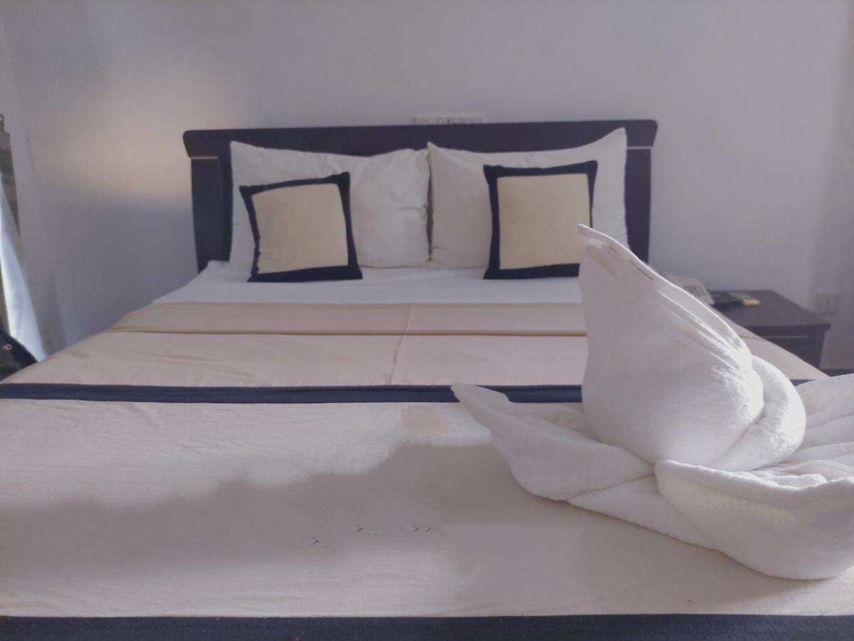 Deer Garden Guest Hotel Полонарува Екстериор снимка